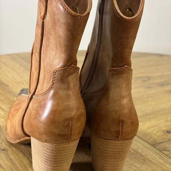 BEAST FASHION Brown Leather Western Ankle Boots with Silver Toe Caps - Picture 3 of 8